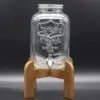 Лимонадница на коричневой подставке.