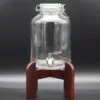 Лимонадница на тёмно-коричневой подставке.