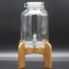 Лимонадница на коричневой подставке.