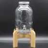 Лимонадница на соломенной подставке.