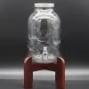 Лимонадница на тёмно-коричневой подставке.